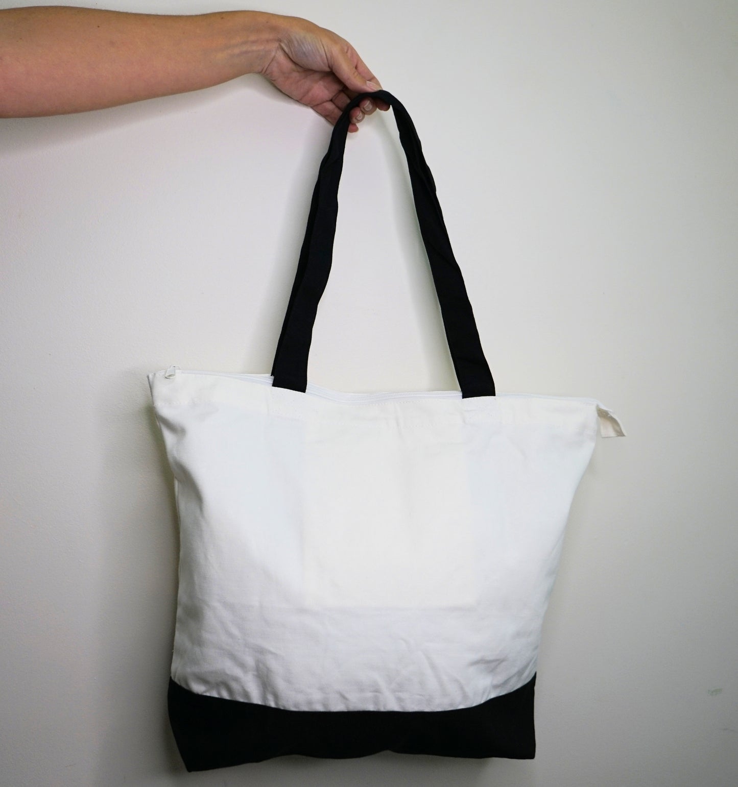 WHITE GUM BLOOMS - ART TOTE BAG